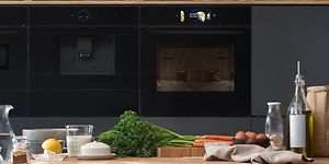 Integrert Bosch accent line-ovn med PefectBake-sensor baker en kake