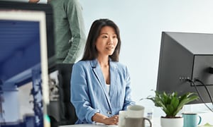 Key Account Manager NO - A woman in front of her desktop PC