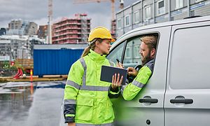 Key Account Manager NO - Two building site workers with a tablet