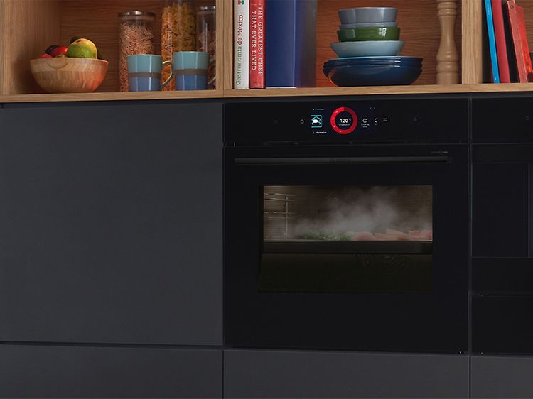 Bosch accent line-ovn med dampende grønnsaker som dampes med PerfectSteam Plus