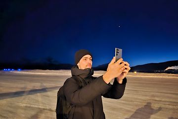 Samsung Galaxy S23 Ultra i hendene på Elkjøp-kunde Jonas Karlsen som tar bilde om natten