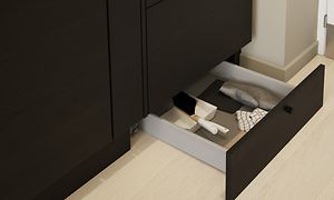 Edge Black Ash kjøkken med matt sort laminatbenkeplate og åpen sokkelskuff