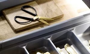Logik LED-belysning i en Epoq kjøkkenskuff med bestikk