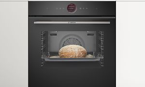 Person som demonstrerer Bosch accent line Perfect steam function