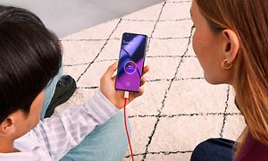 OnePlus 11 5G smarttelefon med rask SUPERVOOC-lading og en mann og kvinne som holder den samtidig som den lader