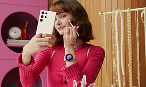 Galaxy S23 Ultra 5G i hånden på kvinne som sminker seg