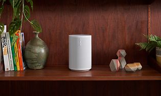Sonos Era 100 i en bokhylle