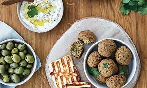 Falafel og Halloumi som er tilberedt i en OBH Nordica EasyFry airfryer