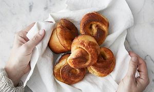 Nybakte kanalboller som er tilberedt i en OBH Nordica EasyFry-airfryer