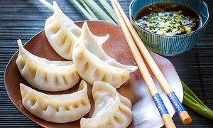 Dampede dumplings som er blitt tilberedt i OBH Nordica EasyFry airfryer med dampfunksjon