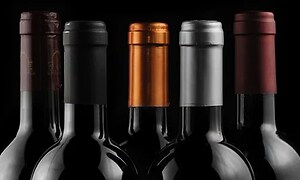 vinflasker med ulike farger på etikettene