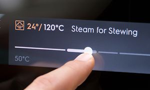 Electrolux ovn med Steamify-funksjon og en finger som trykker på skjermen