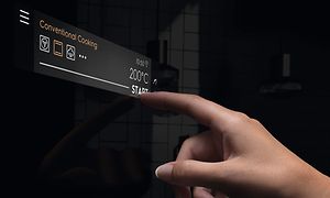 Finger som velger et program på en Electrolux-ovn med EXCite+ touchskjerm