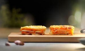 Mat tilberedt med Even Cooking-systemet som serveres på et skjærebrett