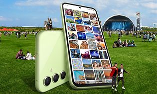 Illustrasjon av unge mennesker på en festival og en Galaxy A54 5G med bildebibliotek