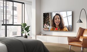 TV veggmontert i stue med Google Duo i bruk