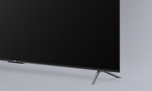 TCL-TV med justerbart stativ