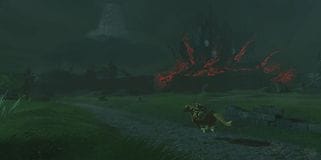 Skjermdump fra spillet The Legend of Zelda: Tears of the Kingdom med Link som rir på en hest i mørket