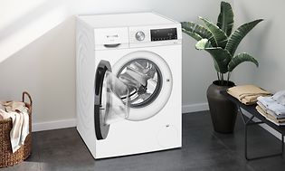 Frittstående vaskemaskin med tørketromler fra Siemens på vaskerom