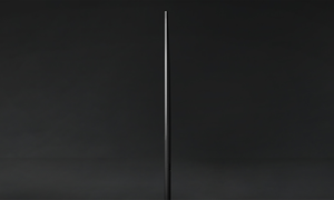 Elegant og slank Samsung Q60C TV AirSlim vist fra siden
