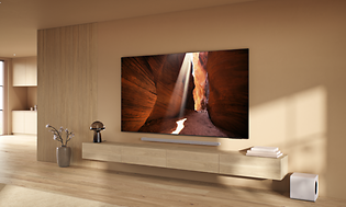 Samsung TV som er veggfestet i en beige stue