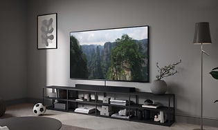 Samsung QLED TV vegghengt i en lys stue
