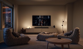 Samsung Neo QLED 4K TV i en stue på kveldstid
