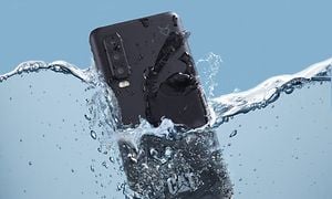Vanntett CAT S75 5G smarttelefon under vann
