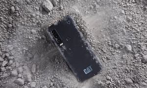 Cat S75 5G smarttelefon som ligger i grus