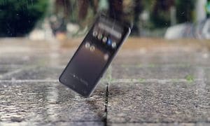 CAT S75 5G smarttelefon som faller på betong, men er uskadd