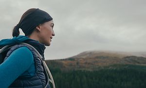 Kvinne ser på fjellandskapet