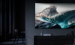 Samsung OLED TV som er veggmontert i en mørk stue