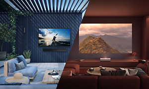 Samsung the Terrace på en blå terasse og The Premiere projektor som viser film i en rød stue