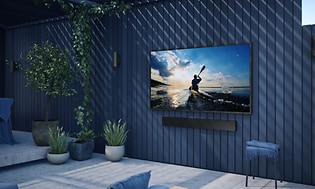 Samsung Terrace Lifestyle TV på en terrassevegg