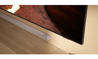 Samsung Soundbar under en veggfestet TV