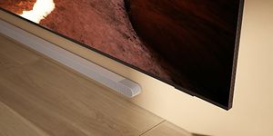 Samsung Soundbar under en veggfestet TV