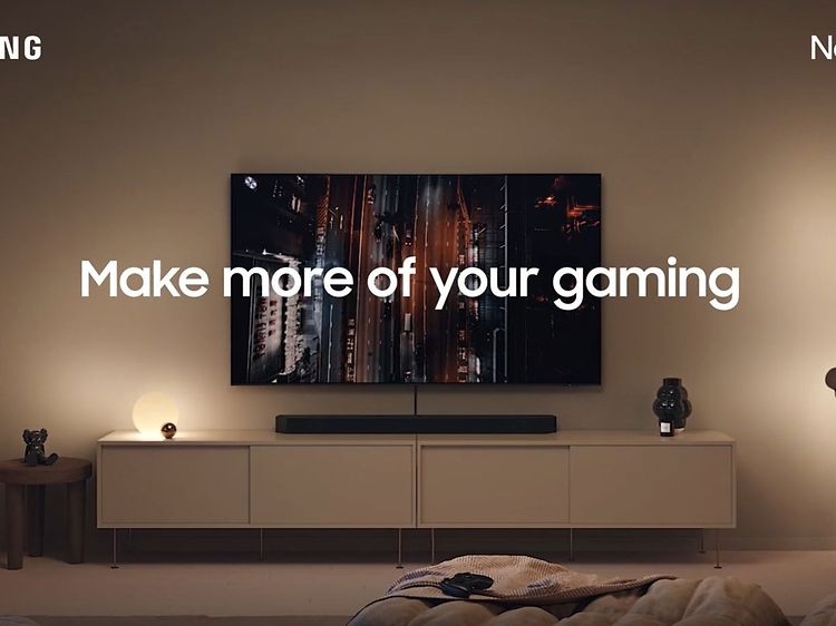 Samsung QNED QN90C og teksten Make more of your gaming