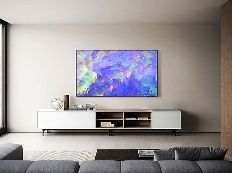 Samsung Crystal UHD CU8575 TV på en stuevegg