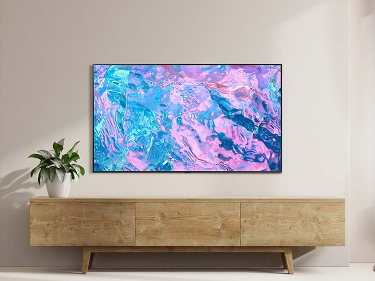 Samsung Crystal UHD CU7175 TV på en stuevegg