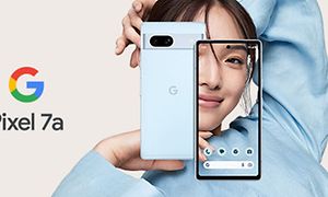 Google Pixel 7a i hånden på en jente som tar bilde med telefonen