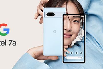 Google Pixel 7a i hånden på en jente som tar bilde med telefonen