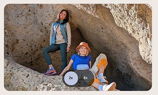 To kvinner ved en hule fotografert med høyoppløselig zoom