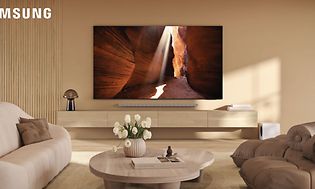 Samsung TV vegghengt på en stuevegg