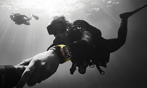 Dykker i sjøen med en Apple Watch Ultra på håndleddet
