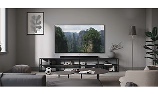 Samsung QLED TV 2023-modell vegghengt i en grå stue