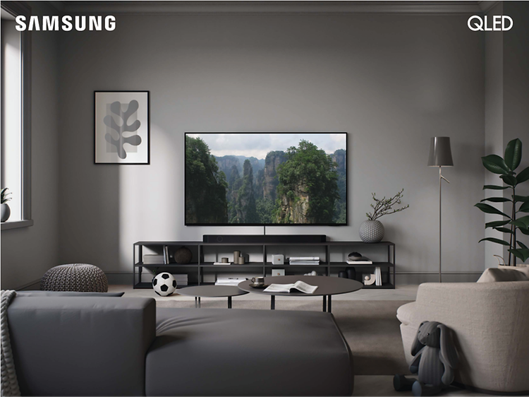 Samsung QLED TV fra 2023-serien i en grå stue