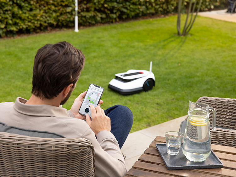 Ecovacs GOAT robotgressklipper i en hage