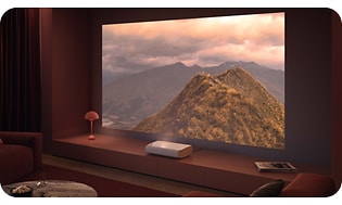 Samsung The Premiere Lifestyle TV i mørsk stue viser bilde av et fjell