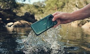 NokiaXR21-telefonens vanntette egenskaper blir testet i vann