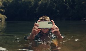 Mann tester NokiaXR21-telefonen mens han er i vannet